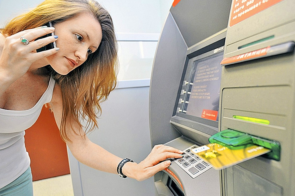 Почему банкомат выдаёт сначала карту, а потом деньги?