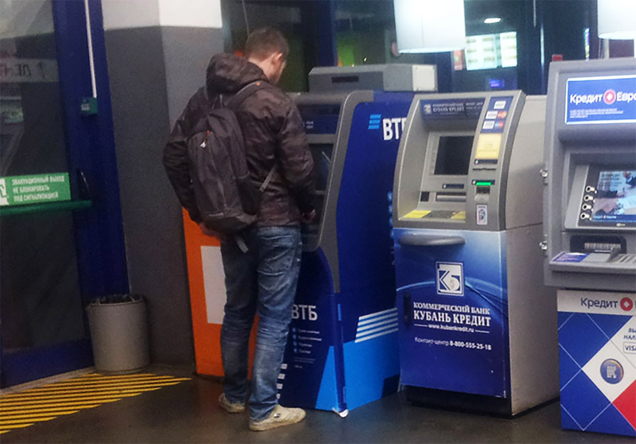 Банк ВТБ первым добавил переводы СБП в банкоматы