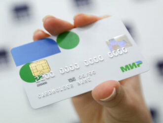 Почему на карте „Мир“ имя и фамилия написаны на английском