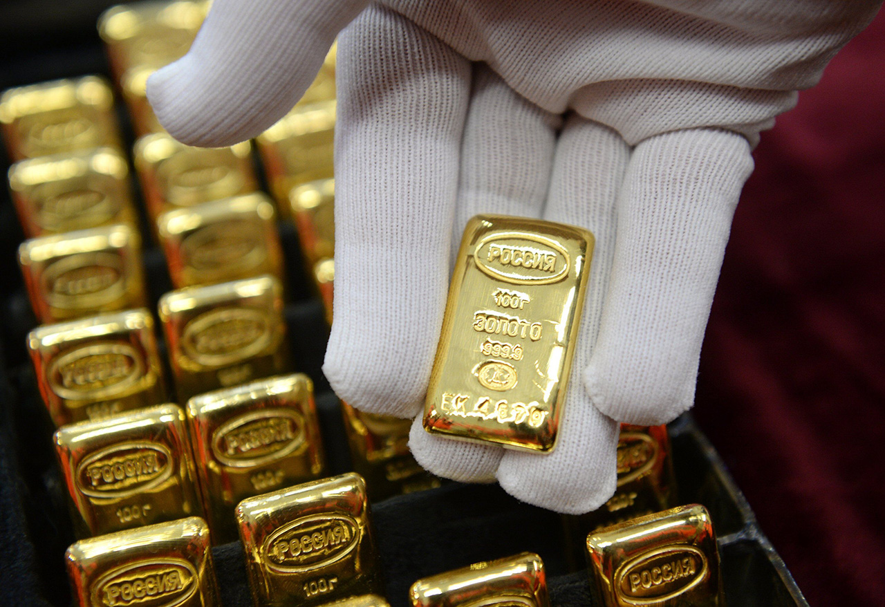 Как банки (не) справляются с повышенным спросом на золотые слитки и монеты