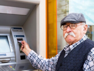 Почему отличается дата выплаты пенсии при получении на почте и в банке?