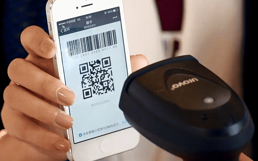 QR-код на экране смартфона — новый способ оплаты картой «Мир»