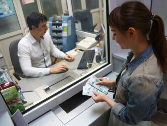 Может ли банк отказать в выдаче наличных со счёта без карты