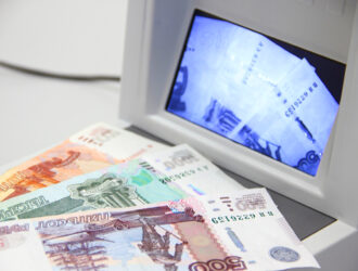 Почему в магазинах записывают номера 5 000 ₽ банкнот, а в банках так не делают