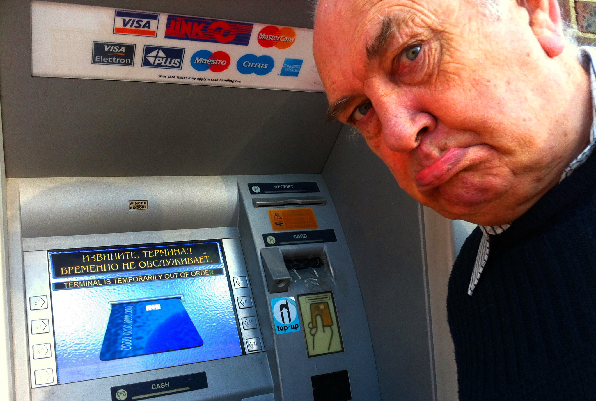 «Помогите снять деньги» — о помощи тем, кто просит помочь у банкомата