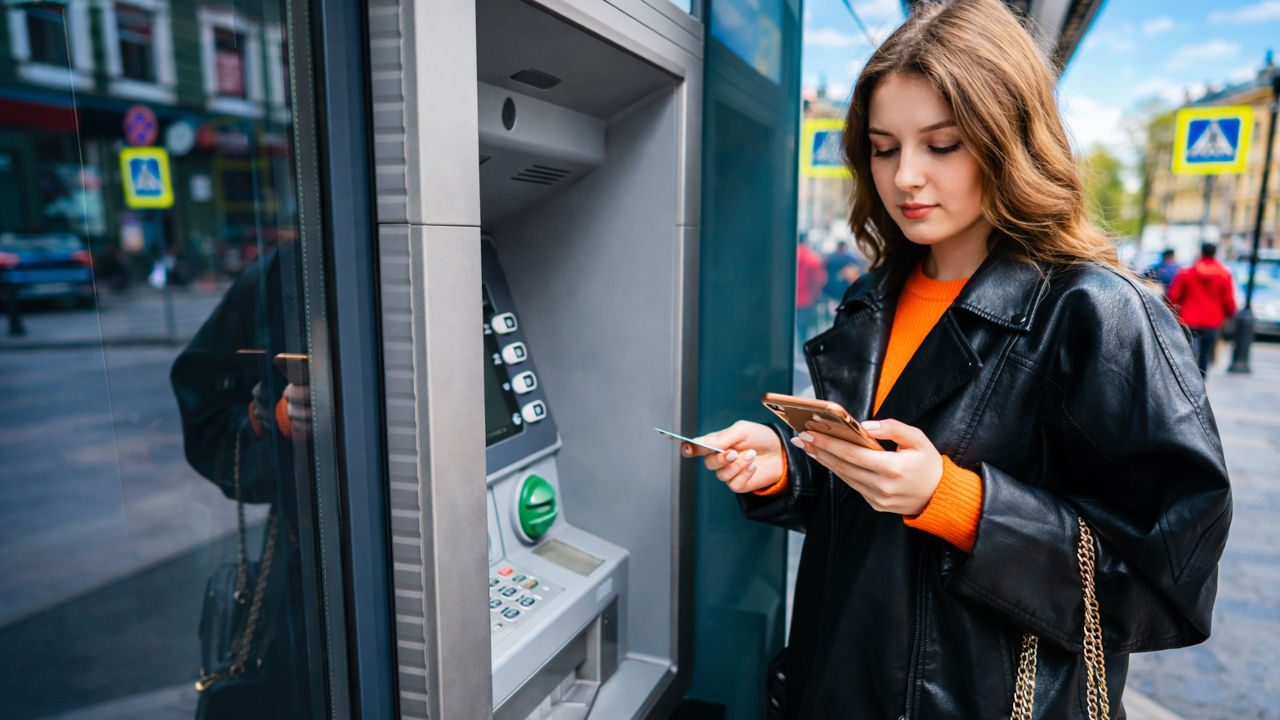 Зачем хотят сделать разблокировку карт через Госуслуги — и поможет ли это?